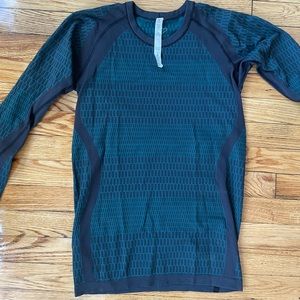Lululemon Size 6 Long Sleeve Top with thumb holes